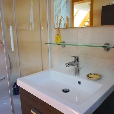 아파트 Spacious & Cozy At Lake